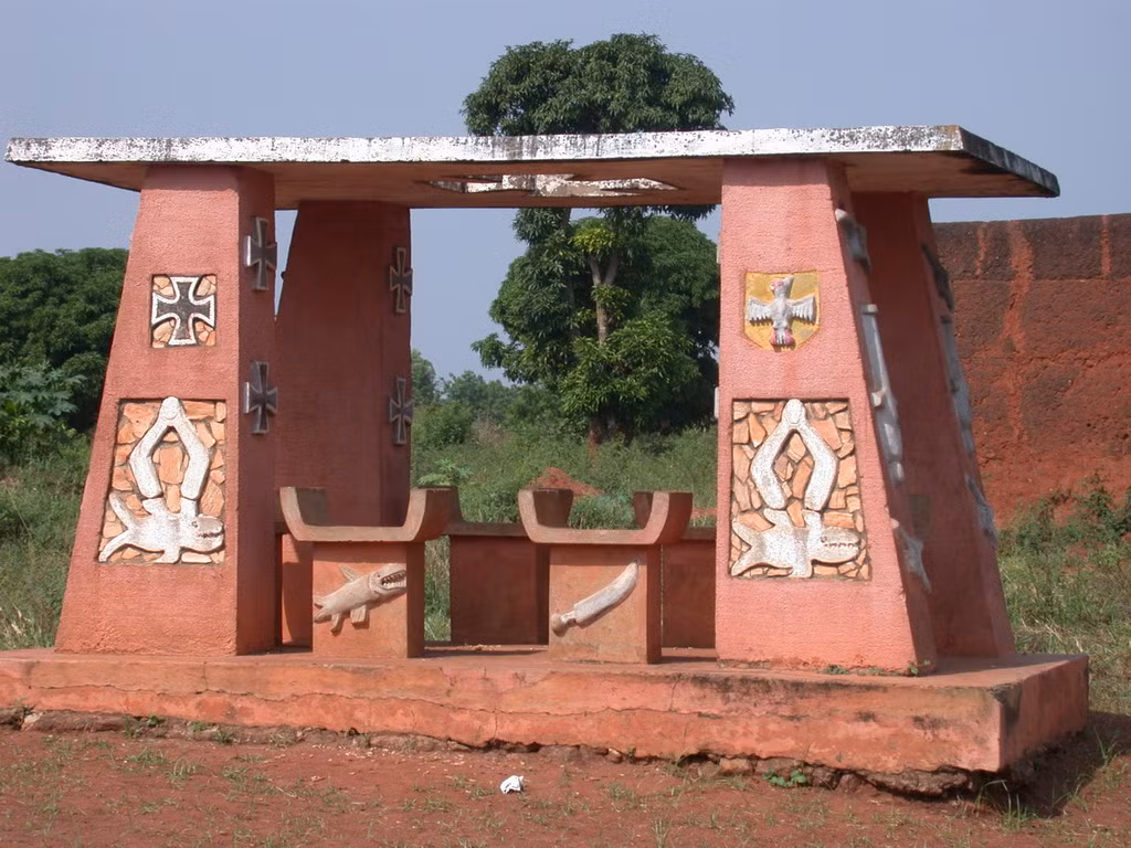 Trải qua các triều đại, các quần thể kiến trúc cung điện này đã được xây dựng bổ sung thêm các khu vực ở và phục vụ, với tổng cộng gần 200 công trình.