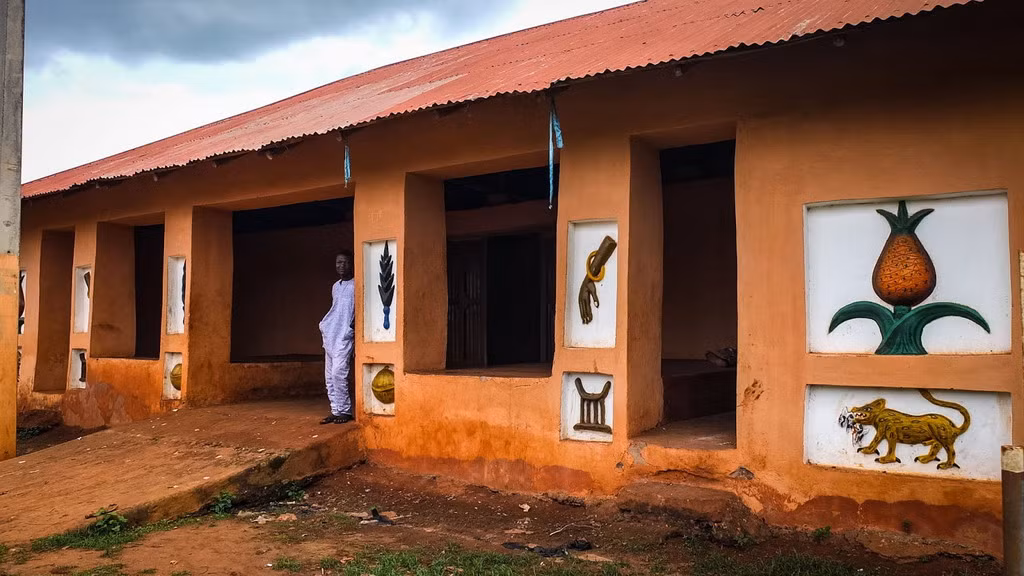 Các tòa nhà thuộc cung điện hoàng gia Abomey được xây dựng với cấu trúc khá đơn giản, chỉ có một tầng với các căn phòng nằm liền kề nhau. Chúng được xây bằng vật liệu và kỹ thuật truyền thống của cư dân bản địa.