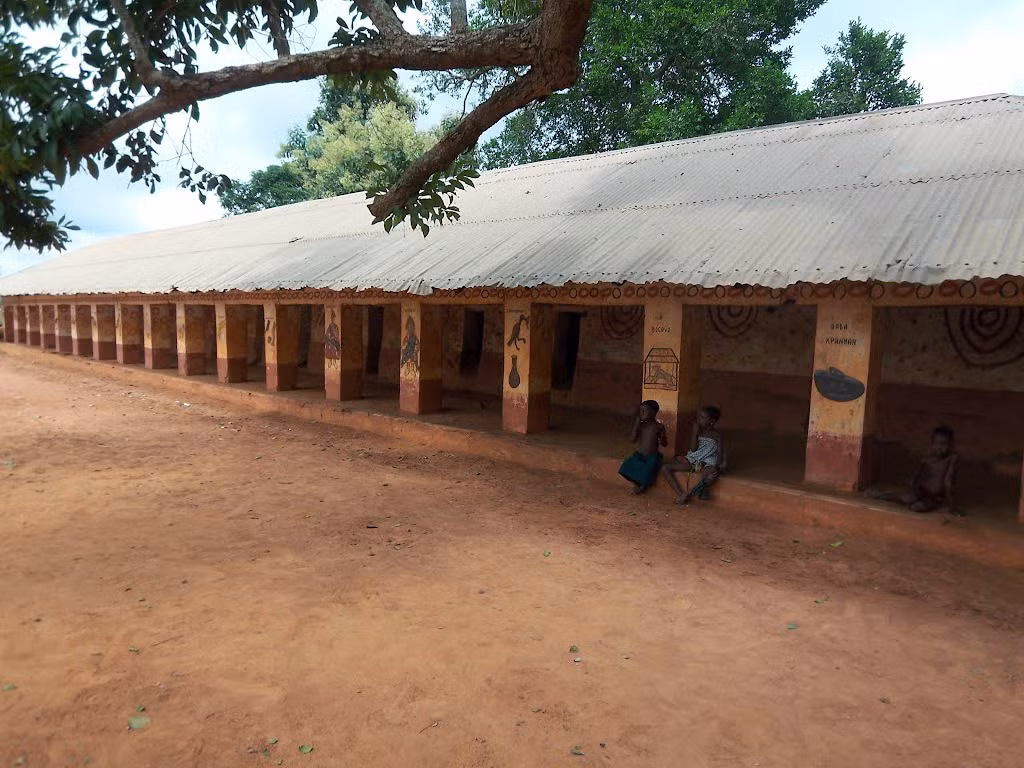 Nơi đây vốn là một khu đất hoàng gia của vương quốc Abomey, nơi mỗi vị vua khi lên ngôi đều xây cho mình một cung điện.