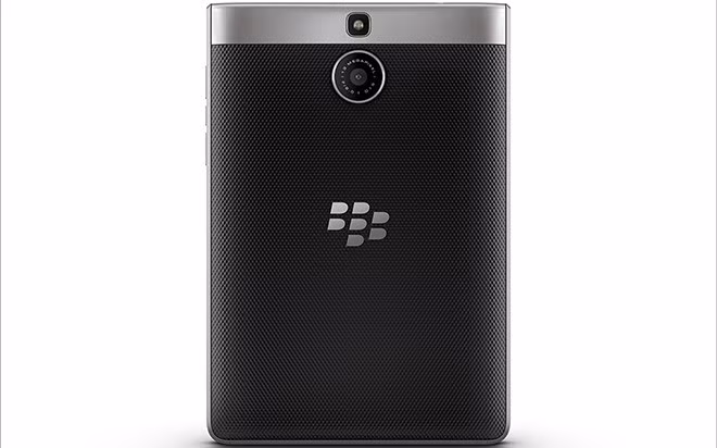 Nắp lưng với vân sần dạng chấm nhỏ.