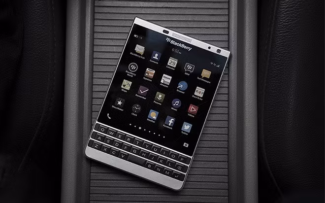 Máy được trang bị màn hình cảm ứng 4,5 inch với tỷ lệ vuông 1.440 x 1.440 pixel. RAM 3GB, bộ nhớ trong 32GB và dùng chip Snapdragon 801 với pin 3.450 mAh.