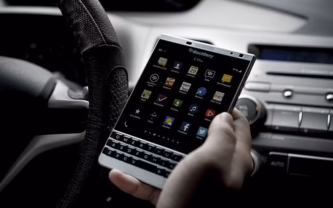 BlackBerry Passport Silver Edition sử dụng hệ điều hành phiên bản mới nhất, và một thiết kế hoàn thiện dựa trên ý kiến đóng góp và trải nghiệm của người sử dụng, nhờ đó, BlackBerry Passport Silver Edition có khả năng mang đến những trải nghiệm khác biệt.