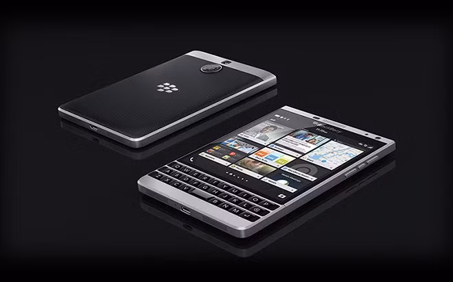 Giá bán lẻ BlackBerry Passport Silver Edition tại thị trường Việt Nam là 13,5 triệu đồng (đã bao gồm VAT). Thời gian có hàng dự kiến là 24/8 tới trên hệ thống các nhà bán lẻ ủy quyền.
