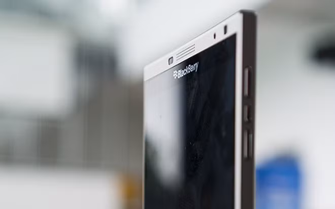 Sản phẩm được trang bị loa ngoài, hệ thống 4 micro cho những trải nghiệm đàm thoại cao cấp.