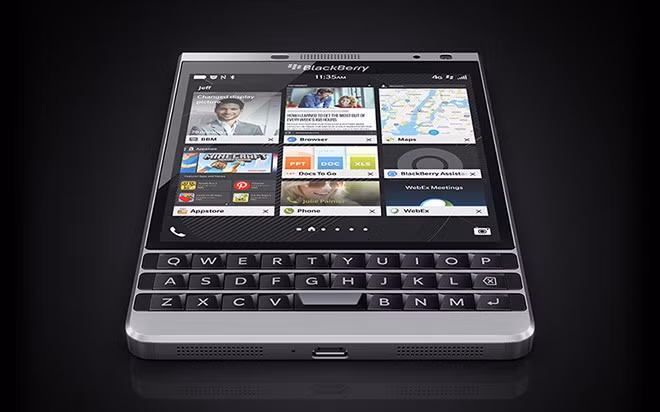 Ngoài ra, máy còn có bàn phím vật lý có khả năng cảm biến cho phép bạn điều khiển giống như bàn di chuột của máy tính, và mở nhiều tính năng ngay đó như cuộn trang khi duyệt web, gõ và vuốt lấy từ gợi ý, …