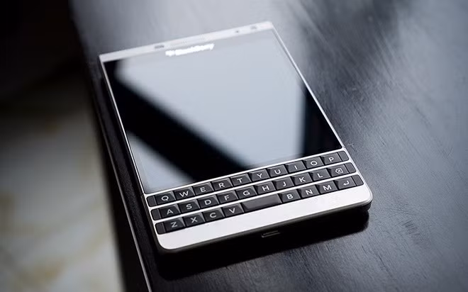 Soi ti mi dien thoai BlackBerry Passport ban moi dep nhu mo