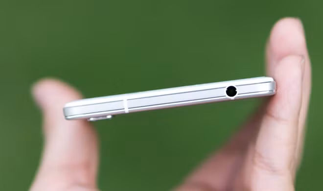 Cạnh trên máy có giắc âm thanh 3,5 mm và một dải nhựa đóng vai trò ăng-ten.