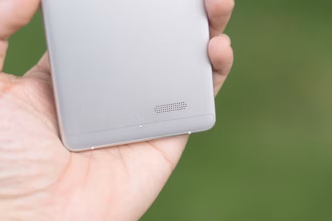 Dải loa được bố trí đối xứng với cụm camera ở trên, lệch sang bên phải.