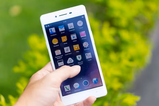 R7 Lite được trang bị vi xử lý Qualcomm Snapdragon 615 8 nhân, RAM 2 GB, bộ nhớ trong 16 GB hỗ trợ thẻ nhớ tối đa 128 GB. Máy có pin 2.320 mAh và hỗ trợ 2 SIM (một Micro-SIM và một Nano-SIM). R7 Lite được cài sẵn hệ điều hành Color OS 2.1, dựa trên Android 5.1. Sản phẩm sẽ được bán ra vào đầu tháng 9 này.