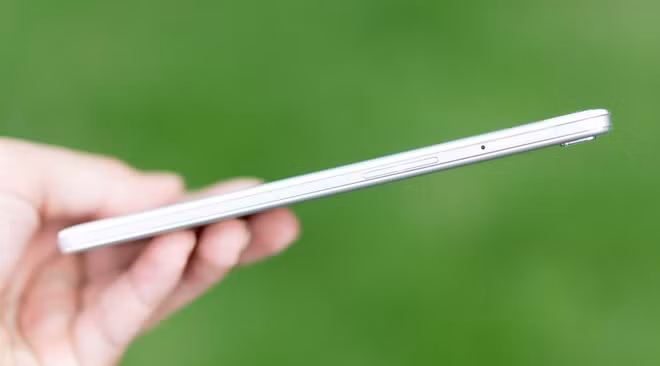 R7 Lite tuy có dáng mỏng, nhưng cứng cáp và cho cảm giác cầm rất chắc tay.