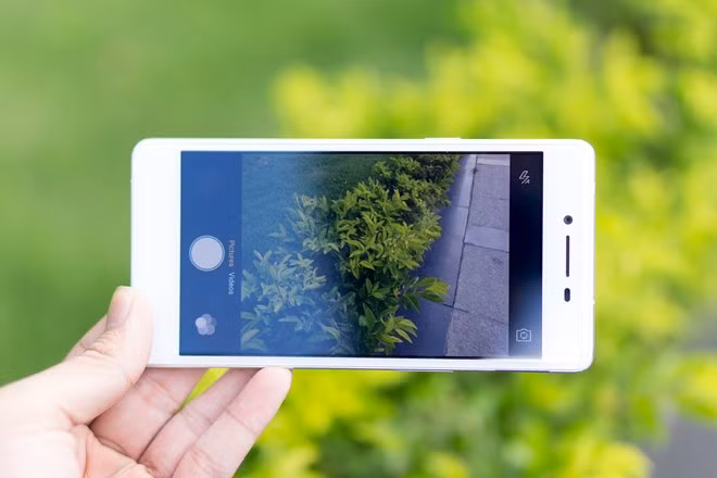 R7 Lite có camera chính 13 MP và camera trước lên đến 8 MP. Đây là model tầm trung hiếm hoi có máy ảnh selfie độ phân giải cao, thậm chí vượt qua nhiều model cao cấp trên thị trường. Trải nghiệm nhanh cho thấy máy bắt nét tốt, màu sắc ảnh trung thực và chi tiết.
