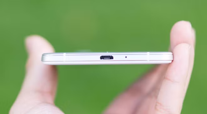 Cạnh dưới cũng có hai dải nhựa, cổng microUSB và mic thu âm.