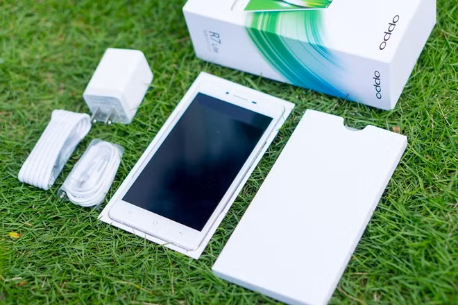 Máy bán kèm cục sạc, dây sạc và tai nghe. R7 Lite không có sạc nhanh VOOC như những model cao cấp.