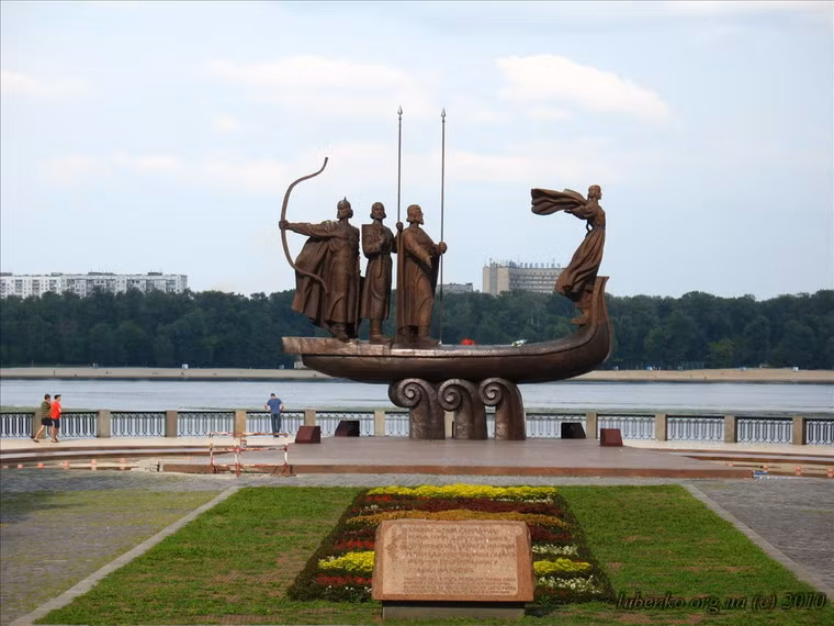 Biểu tượng của thành phố Kiev, thủ đô Ukraine là một cụm tượng đài khá giản dị nằm bên bờ sông Dniepr. Công trình được đặt tên là Tượng đài những nhà sáng lập Kiev.