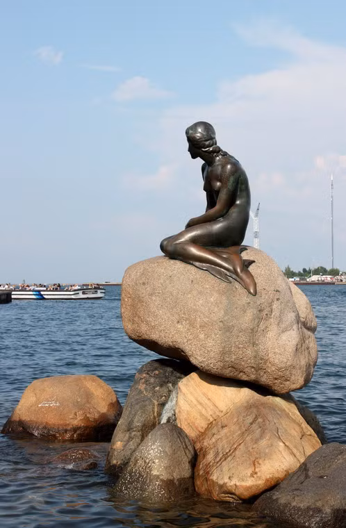 Được coi là biểu tượng của đất nước Đan Mạch nhưng sự nhỏ bé và đơn giản của tượng đài Nàng tiên cá bên bến cảng Copenhagen khiến nhiều người bất ngờ. Bức tượng này được làm bằng đồng, chỉ cao 1,25 m, nặng 175 kg, được dựng lên ngày 23/8/1913.