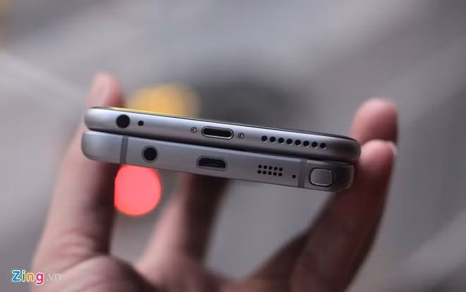 Nhìn từ cạnh dưới, cách bố trí cổng giao tiếp, loa ngoài, giắc cắm tai nghe của cả hai smartphone có nhiều điểm tương đồng.