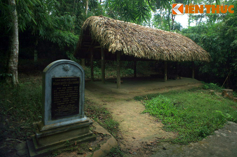 Cách căn lán của Bác Hồ không xa là lán họp Hội nghị Toàn quốc của Đảng từ ngày 13-15/8/1945. Hội nghị này đã thông qua quyết định tổng khởi nghĩa giành chính quyền trong cả nước.