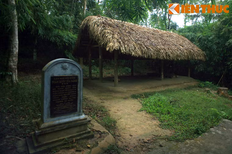 Cách căn lán của Bác Hồ không xa là lán họp Hội nghị Toàn quốc của Đảng từ ngày 13-15/8/1945. Hội nghị này đã thông qua quyết định tổng khởi nghĩa giành chính quyền trong cả nước.