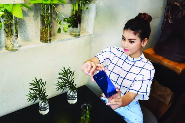 Oppo Mirror 5: Nổi bật với lưng máy hiệu ứng 3D lấp lánh tựa viên kim cương, Mirror 5 màu ngọc bích trở nên thời thượng và đẳng cấp hơn hẳn. Trong khi phiên bản màu trắng lại mang đến vẻ sang trọng và như một món trang sức đắc tiền giúp bạn luôn nổi bật và thu hút mọi ánh nhìn.