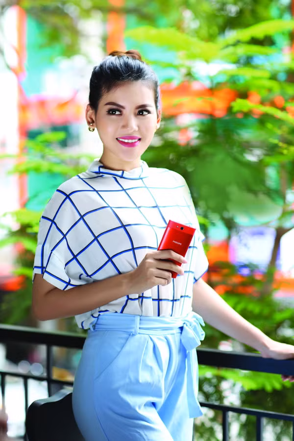 Philips S309: Tiếp nối dòng sản phẩm bình dân hướng đến đại đa số người dùng có nhu cầu sử dụng cơ bản với 2 SIM 2 sóng online, trong một thiết kế trẻ trung., S309 còn được trang bị công nghệ pin i X-Power Tech độc quyền cùng cải tiến thú vị là lựa chọn mới cho những người lần đầu sử dụng smartphone.