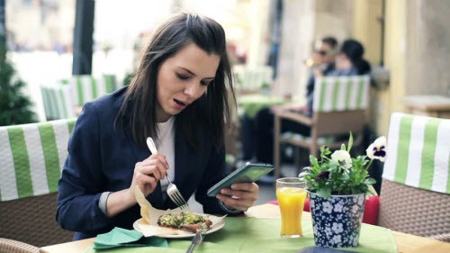  3. Vừa ăn vừa bấm điện thoại. Màn hình điện thoại chứa một lượng lớn vi khuẩn, đó là cảnh báo đã được nhiều đơn vị quốc tế công bố. Thế nhưng dường như người sử dụng smartphone ít cảm thấy lo lắng điều này. Thực tế ở thời đại hiện nay, phần lớn người dùng đều bấm, lướt điện thoại ngay trước khi cầm đũa trong khi đã rửa tay trước đó. Hành động này đã vô tình khiến đôi tay không còn sạch sẽ nữa, dù mắt thường không thấy được.