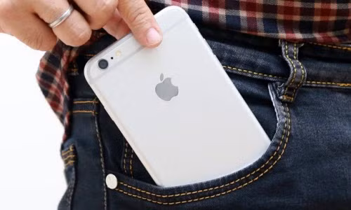  4. Để smartphone trong túi quần phải. Một trong những lý do để người dùng thay đổi thói quen này chính là việc điện thoại dễ trở nên hư hỏng. Vỏ nhôm đang trở thành xu hướng thiết kế smartphone thời thượng hiện nay, nhưng loại chất liệu này lại rất dễ móp méo và trầy trước. Trong khi đó đa phần người dùng Việt Nam chạy xe máy và thuận tay phải, do vậy những lúc dắt xe thường dễ tì đùi phải vào hông xe, có thể gây cấn điện thoại. Giải pháp xử lý đơn giản là có thể đổi sang túi trái (nếu có thói quen dắt xe bên phải, và ngược lại) hoặc an toàn hơn là bỏ vào một ngăn chuyên dụng đựng điện thoại trong túi xách, ba lô.