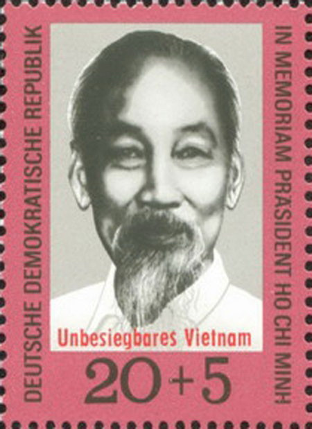 Ngày 2/9/1970, kỷ niệm 25 năm Quốc khánh Việt Nam và một năm ngày mất của Chủ tịch Hồ Chí Minh, Cộng hòa Dân chủ Đức phát hành bộ tem "Việt Nam bất khả chiến bại" gồm 9 mẫu tem, trong đó có một mẫu thể hiện chân dung Bác Hồ. Đây là bộ tem có phụ thu để gây quỹ ủng hộ cho cuộc kháng chiến chống Mỹ của Việt Nam.
