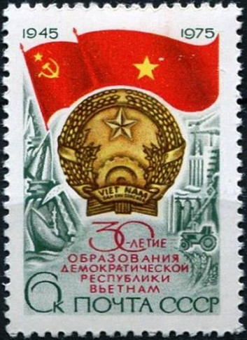 Ngày 28/8/1975, Liên Xô phát hành mẫu tem “Kỷ niệm 30 năm Quốc khánh nước CNXHCN Việt Nam”, thể hiện hình ảnh quốc huy Việt Nam ở trung tâm với quốc kỳ Việt Nam và Liên Xô đang tung bay phía trên.