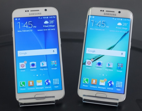  Galaxy S6 và Galaxy S6 Edge. Sau động thái giảm giá đồng loạt ở nhiều thị trường như Mỹ, Hà Lan…, Samsung đã chính thức giảm giá bộ đôi smartphone cao cấp Galaxy S6 và Galaxy S6 Edge tại thị trường Việt Nam. Đây được coi là chiến lược dọn đường trước khi siêu phẩm mới Galaxy Note 5 và Galaxy S6 Edge+ chuẩn bị phát hành ra thị trường. Nếu như cách đây hơn 1 tuần, Galaxy Note 5 và Galaxy S6 Edge+ vẫn giữ ở mức giá 16,59 triệu đồng và 19,99 triệu đồng đối với Galaxy S6 bản 32GB và Galaxy S6 Edge bản 32GB, thì nay mức giá này chỉ còn 14,5 triệu đồng và 17,5 triệu đồng. Như vậy, chỉ sau khoảng 4 tháng có mặt tại thị trường Việt Nam, Galaxy S6 và Galaxy S6 Edge đã giảm hơn 2 triệu đồng.