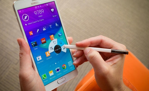  Samsung Galaxy Note 4. Tuy là “siêu phẩm” của cuối năm 2014 (lên kệ vào tháng 10/2014) nhưng Galaxy Note 4 hiện vẫn đáng giá để người dùng sở hữu bởi vì máy sở hữu bộ thông số kỹ thuật vẫn thuộc hạng khá. Hiện Galaxy Note 4 bán tại thị trường Việt Nam sử dụng phiên bản dùng cấu hình Exynos 5 Octa lõi 8 của Samsung (4 lõi 1,9 GHz và 4 lõi 1,3 GHz), RAM 3 GB, bộ nhớ trong 32 GB (hỗ trợ thêm khe cắm thẻ nhớ mở rộng), màn hình 5,7 inch, độ phân giải 1440 x 2560 điểm ảnh, nguồn pin 3.220mAh. Máy tích hợp camera sau 16MP và camera trước 3,7MP. Đặc biệt, với mức giá hiện giờ chỉ còn 12,99 triệu đồng, Galaxy Note 4 thực sự đáng giá để sở hữu.