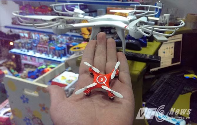 Từ trước tới nay khi nhắc tới máy bay mô hình, người ta thường nghĩ ngay tới những chiếc máy bay có kích thước lớn, chạy bằng động cơ xăng, hay những chiếc Fly cam có giá trị lên tới cả trăm triệu đồng. Thế nhưng giờ đây, những chiếc máy bay điều khiển từ xa siêu nhỏ, có kích thước nằm gọn trong lòng bàn tay lại đang thu hút sự quan tâm của không ít các bạn trẻ.