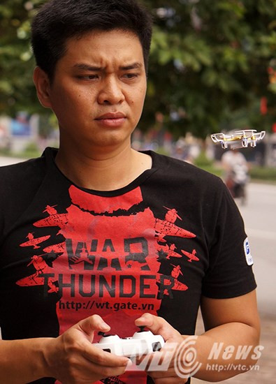 Với kích thước nhỏ gọn, trọng lượng nhẹ nên máy bay mini bay được khá lâu (khoảng 8-10 phút/lần sạc đầy pin).