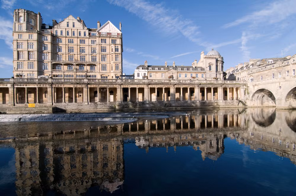 Theo truyền thuyết, vào thế kỷ đầu tiên của Công nguyên, đế chế La Mã bành trướng khắp Châu Âu đến tận nước Anh. Khi đạo quân viễn chinh La Mã tiến đến Bath họ phát hiện ra nguồn nước nóng và quyết định xây dựng hệ thống nhà tắm giống như ở Roma.