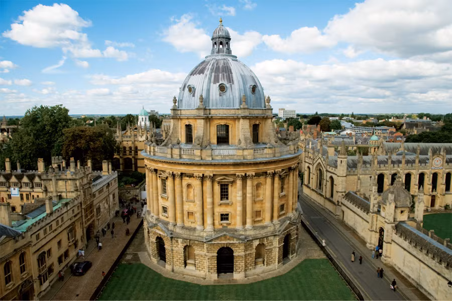 Thành phố cổ Bath – viên ngọc quý của nước Anh cũng là điểm du lịch lý tưởng cho du khách trong và ngoài nước. Tại đây ngoài việc khám phá các di tích lịch sử của Bath cuối tuần du khách còn có cơ hội thưởng thức các tiết mục nghệ thuật do các nghệ sĩ đường phố Thụy Sĩ, Ba Lan...biểu diễn