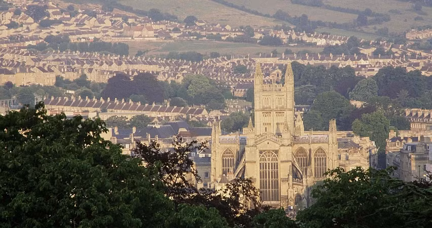 Ngày nay, thành phố cổ Bath vẫn cònlưu giữ được nhiều di tích mang đậm dấu ấn kiến trúc La Mã cũng như công trình cổ của các thời kỳ sau. 