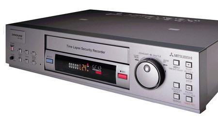 Băng video được xem bằng đầu video, một vật dụng khá xa xỉ mà nhiều gia đình cố sắm lấy một bộ để bày ở phòng khách. Cùng với sự thịnh hành của băng video là sự nở rộ của những hàng cho thuê băng. Giá thuê thường là 1.000 đồng 1 ngày.