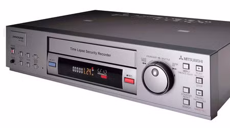 Băng video được xem bằng đầu video, một vật dụng khá xa xỉ mà nhiều gia đình cố sắm lấy một bộ để bày ở phòng khách. Cùng với sự thịnh hành của băng video là sự nở rộ của những hàng cho thuê băng. Giá thuê thường là 1.000 đồng 1 ngày.