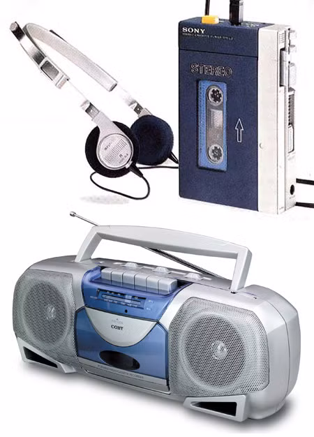 Trong “kỷ nguyên” của băng cassette, cậu học trò nào được sở hữu một chiếc máy Walkman (máy nghe băng cassette cầm tay của Sony) thì tha hồ oai với bạn bè. Còn có một chiếc đài cassette để mở nhạc trong phòng thì đúng là “sướng như tiên”.