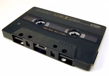 Những chiếc băng cassette hoàn toàn thống lĩnh thị trường âm nhạc trong những đầu thập niên 1990, khi đĩa nhựa còn chưa phổ biến. Cùng với việc phát triển kỹ thuật số và sự ra đời những kỹ thuật ghi âm, ghi hình hiện đại như dùng đĩa CD, DVD, giờ đây băng cassette đã chìm vào quên lãng.