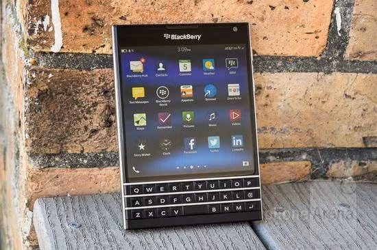  3. Blackberry Passport. Blackberry Passport không giống với bất kỳ chiếc điện thoại thông minh nào trên thị trường, thiết kế góc vuông tròn truyền thống của thương hiệu BlackBerry, bàn phím vật lý cổ điển chỉ chiếm một phần nhỏ của thân máy. Rõ ràng, tỷ lệ màn hình 1: 1 làm cho Blackberry Passport có độ phân giải khác với các điện thoại thông minh khác, độ phân giải màn hình 4,5 inch của điện thoại này được trang bị là 1440 x 1440 pixel.