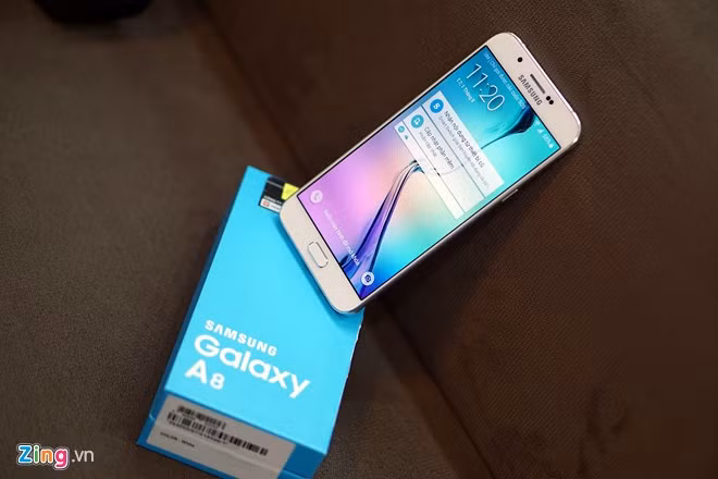 Galaxy A8 chạy Android 5.1 Lollipop với giao diện TouchWiz. Máy tích hợp cảm biến nhận diện vân tay trên phím home tương tự dòng Galaxy S và iPhone.
