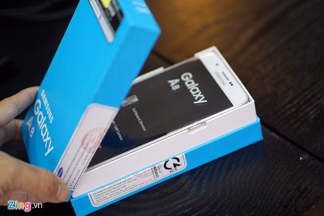 Với độ dày chỉ 5,9 mm, smartphone Samsung Galaxy A8 còn lọt top những smartphone mỏng nhất thế giới hiện nay. Model này được đóng hộp giống với những model dòng A trước đó.