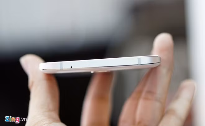 Chạy dọc theo thân máy là hai dải ăng ten bằng nhựa.