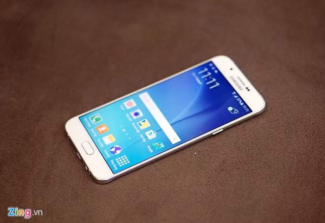 Smartphone Samsung Galaxy A8 sở hữu màn hình 5,7 inch độ phân giải 1.080 x 1.920 pixel công nghệ Super AMOLED. Đây là chiếc smartphone dòng A series có màn hình lớn nhất của Samsung.