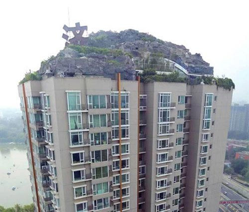  Tòa nhà 26 tầng với ngọn núi trên sân thượng. Tỉ phú Trung Quốc, ông Zhang Biqing đã có ý tưởng điên rồ khi xây dựng…một ngọn núi trên sân thượng của tòa nhà 26 tầng tại Bắc Kinh. Phải mất tới 6 năm để công trình được hoàn thiện với nhiều mỏm đá, cây cối, thảm cỏ…Tuy là một địa điểm đẹp nhưng công trình này chưa được thành phố cấp phép và đang bị người dân địa phương phản đối.