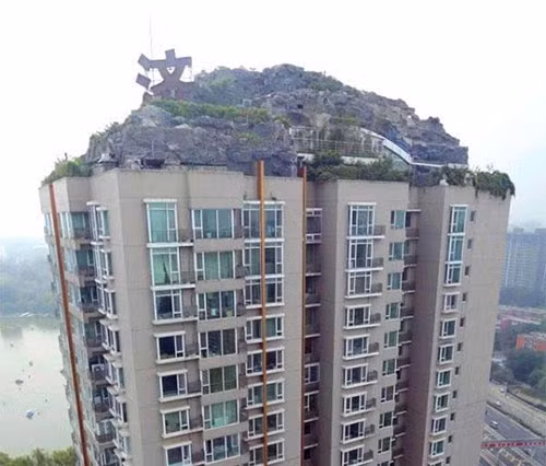  Tòa nhà 26 tầng với ngọn núi trên sân thượng. Tỉ phú Trung Quốc, ông Zhang Biqing đã có ý tưởng điên rồ khi xây dựng…một ngọn núi trên sân thượng của tòa nhà 26 tầng tại Bắc Kinh. Phải mất tới 6 năm để công trình được hoàn thiện với nhiều mỏm đá, cây cối, thảm cỏ…Tuy là một địa điểm đẹp nhưng công trình này chưa được thành phố cấp phép và đang bị người dân địa phương phản đối.
