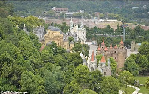  Ngôi làng "sang chảnh" với 100 lâu đài. Mức độ “chịu chơi” của tỉ phú Trung Quốc Liu Chonghua lên tới đỉnh điểm khi ông mạnh tay chi 351 tỷ đồng để xây dựng một ngôi làng với 100 lâu đài mang đậm phong cách châu Âu tại Trùng Khánh. Địa điểm này ngay lập tức thu hút rất đông khách du lịch bởi sự hoành tráng của nó. Tuy nhiên, tỷ phú Liu cho biết, ông không hài lòng về khu lâu đài này và đang có ý định phá bỏ nó.