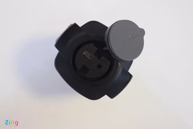Bên trong nắp đậy có cổng sạc microUSB và giắc cắm tai nghe 3,5 mm. Trên nắp đậy có một vòng cao su nhỏ để chống nước.