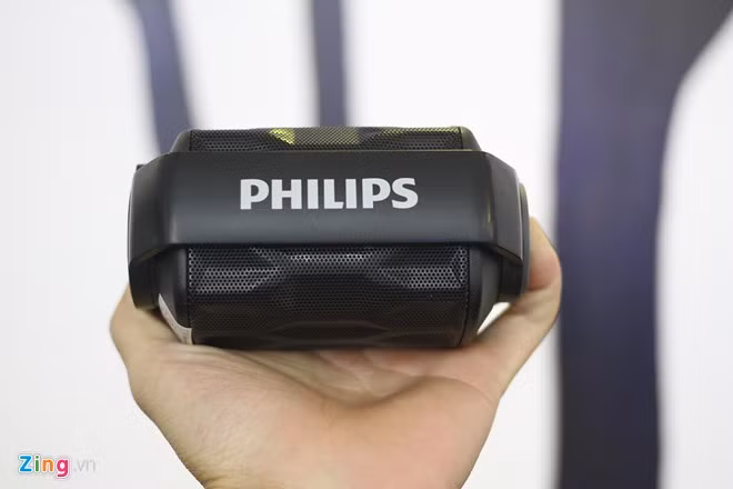 Shoqbox Mini nặng 350 gram, dày 69 mm. Thanh kim loại lớn chia đều 2 bên loa, phía trên là tên nhà sản xuất được in lớn.