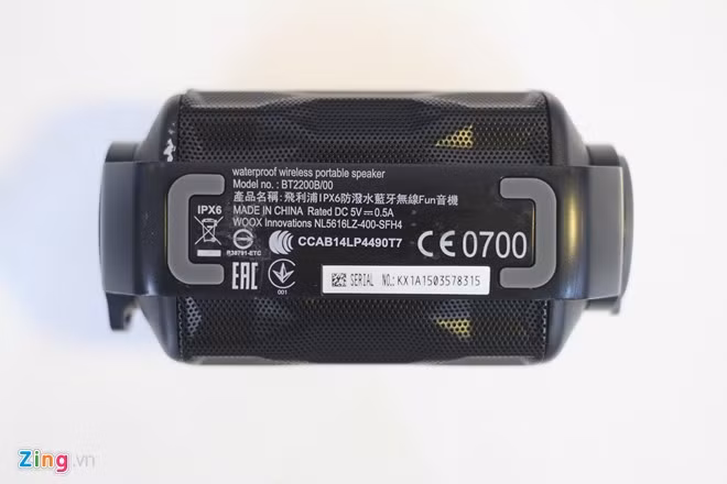 Phần đáy là những thông tin về sản phẩm, miếng lót cao su giúp loa bám bề mặt tốt hơn. Philips Shoqbox Mini có công suất 2,8W, công nghệ Anti-Clipping cho chất lượng âm thanh to, rõ ràng nhưng không làm biến dạng chất âm. Nó cân bằng giữa tiếng bass và treble. Tuy nhiên, chất bass trên Shoqbox Mini gây ấn tượng tốt hơn, uy lực và ấm.